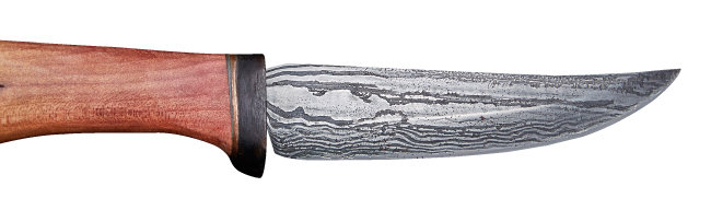 철 90겹을 합쳐 만든 다마스쿠스 등산칼. 칼날의 전체적인 모양은 우리나라 전통 칼 모양을 따랐다.