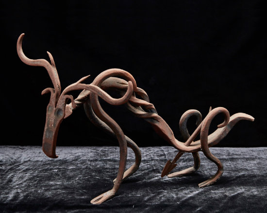엘크를 추상화한 작품. 정경희 씨가 강철로 만든 첫 동물 조각상이다.