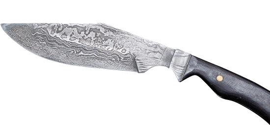 네팔 구르카족 용병이 사용해 유명해진 쿠크리 칼을 철 60겹을 겹쳐 만든 다마스쿠스 캠핑용 칼로 변형 제작했다.