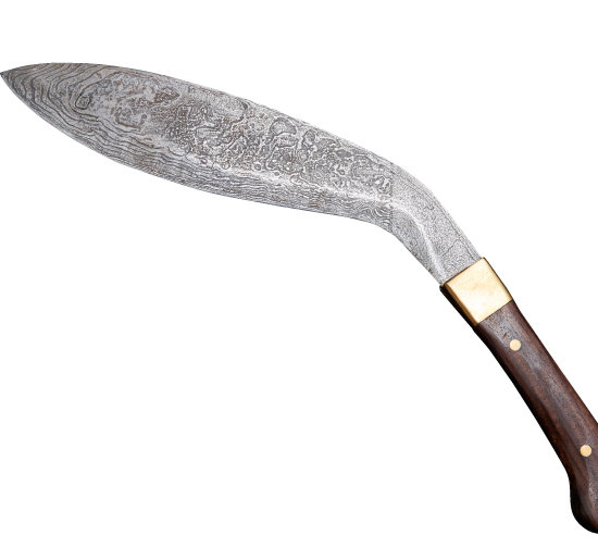 네팔 구르카족 용병이 사용해 유명해진 쿠크리 칼을 철 60겹을 겹쳐 만든 다마스쿠스 쿠크리 정글도로 변형 제작했다.