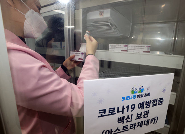 코로나19 백신 접종이 시작된 지난 2월 26일. 서울 마포구 보건소에서 의료진이 접종에 사용할 아스트라제네카(AZ) 백신을 준비하고 있다. [청와대 사진기자단] 