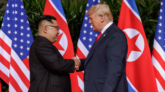 2018년 6월 12일 김정은 북한 국무위원장과 도널드 트럼프 미국 대통령이 싱가포르 카펠라 호텔에서 만나 악수하고 있다. [AP=뉴시스]