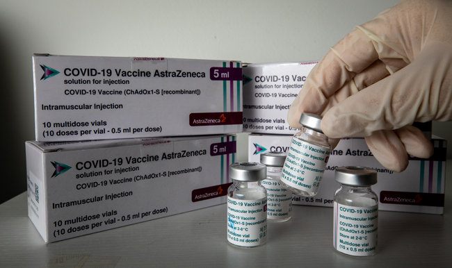서울 중랑구 보건소에서 한 직원이 접종이 끝난 아스트라제네카(AZ) 백신병을 들어보이고 있다. [뉴스1]