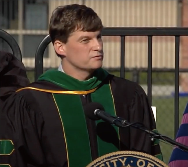 2012년 미국 UCLA에서 마이클 버리가 졸업식 축사를 하고 있다. 버리는 2008년 금융위기의 원인이 된 서브프라임 모기지 사태를 예견해 유명해졌다. [UCLA 유튜브 채널 캡처]