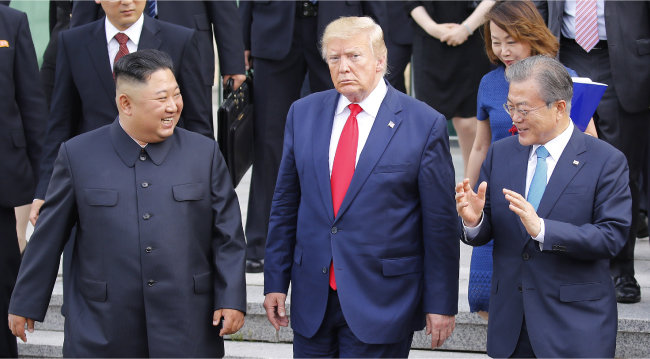 2019년 6월 30일 문재인 대통령, 도널드 트럼프 당시 미국 대통령, 김정은 북한 국무위원장이 판문점 회동 직후 ‘자유의 집’에서 함께 걸어 나오고 있다. [동아DB]