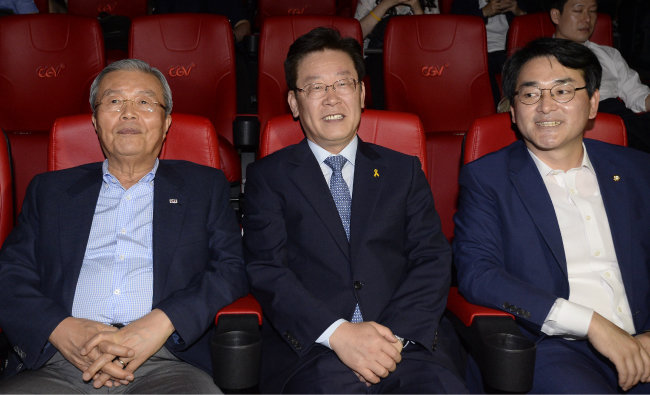 2016년 8월 15일 서울 영등포구의 한 극장에서 당시 김종인 더불어민주당 비상대책위원회 대표(왼쪽)와 이재명 성남시장(가운데), 박용진 민주당 의원(오른쪽)이 함께 영화를 관람하고 있다.