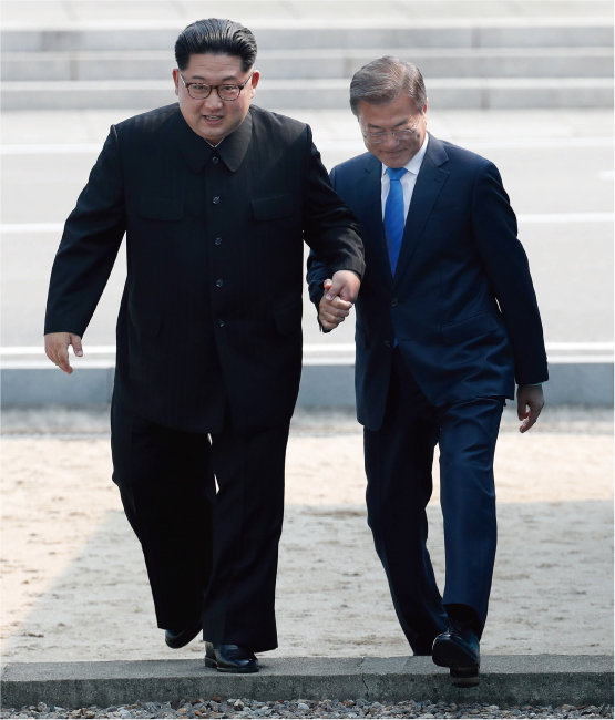 남북 정상회담이 열린 2018년 4월 27일 오전 문재인 대통령과 김정은 북한 국무위원장이 함께 군사분계선(MDL)을 넘어오고 있다. [뉴시스]