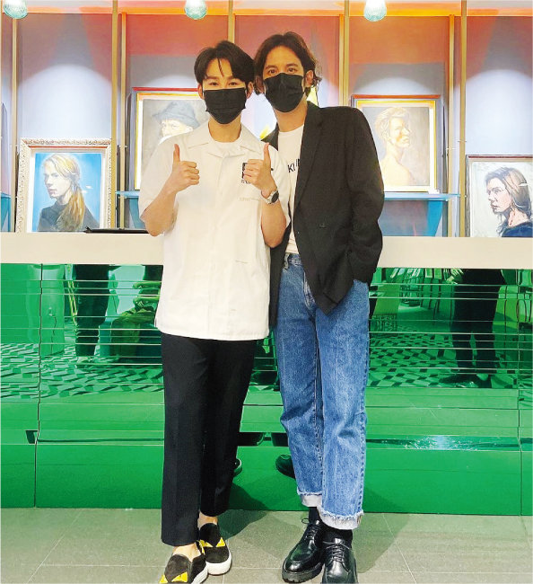 김희재가 6월 22일 배우 박기웅의 그림 전시장을 찾아 화가로서의 꽃길을 응원 하고 있다. [김희재 인스타그램]