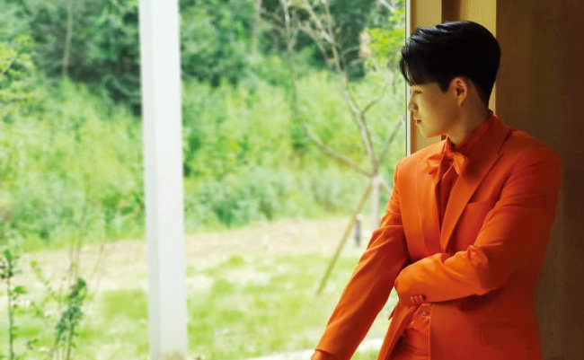 2020년 9월 5일 오렌지색 슈트를 입고 광고 촬영을 하고 있는 김희재. 그의 팬덤 ‘희랑별’의 색상도 주황이다. [김희재 인스타그램]