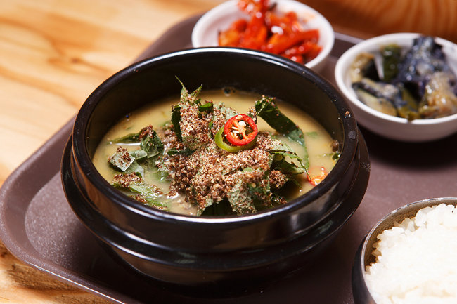 장어머리와 뼈를 푹 고아 만든 장어탕. 구수한 맛이 일품이다. [GettyImage]