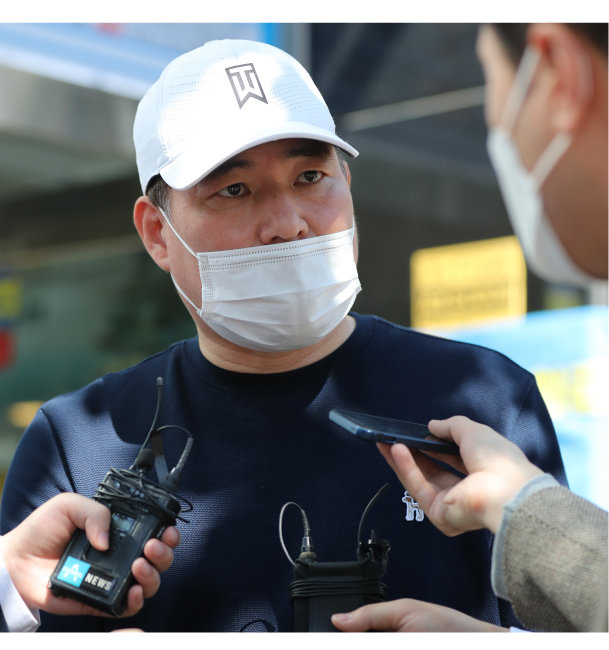 경기 성남시 분당구 대장동 개발사업 특혜 의혹의 ‘키맨’인 유동규 전 성남도시개발공사 기획본부장이 9월 30일 경기 용인시 기흥구 자신의 오피스텔에서 나오면서 기자들의 질문에 답하고 있다. [동아DB]