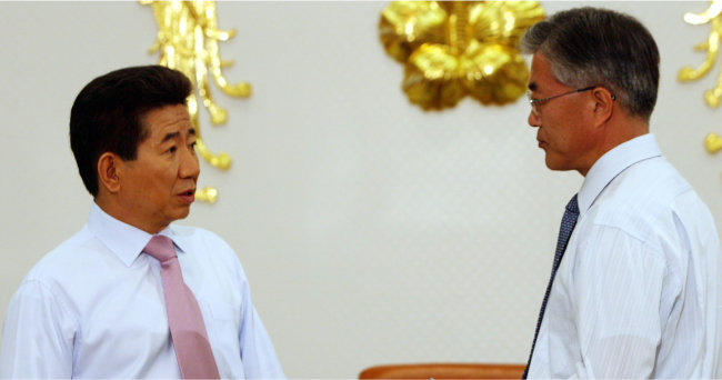 2007년 5월 3일 당시 노무현 대통령과 문재인 대통령비서실장이 집무실에서 국정 현안에 대해 논의하고 있다. [동아DB]