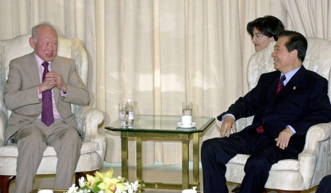 2000년 11월 25일 김대중 당시 대통령(오른쪽)이 싱가포르 샹그릴라 호텔에서 리콴유 전 싱가포르 총리와 접견하는 모습. 두 사람은 1994년 ‘포린 어페어스’ 지면을 통해 민주주의와 아시아적 가치에 대해 논쟁을 벌였다. [동아DB]