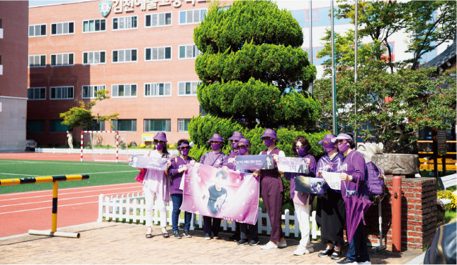 김천예고를 방문한 팬들이 학교를 배경으로 기념사진을 찍고 있다. [지호영 기자]