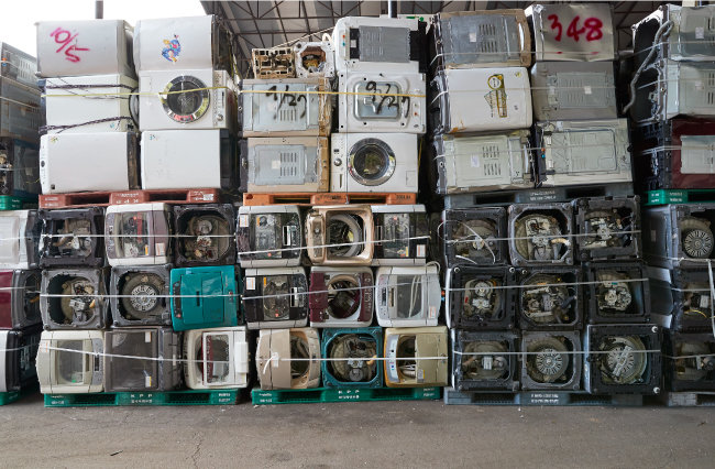 경기 용인시 ‘수도권자원순환센터’에 버려진 세탁기가 쌓여 있다. [홍중식 기자]