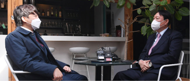 국민의힘 이준석 대표(왼쪽)와 윤석열 대선후보가 11월 6일 서울 마포구의 한 음식점에서 오찬에 앞서 대화를 하고 있다. [뉴스1]