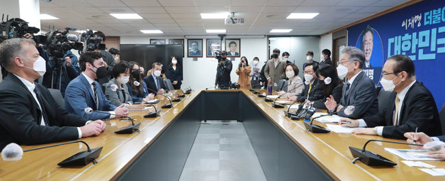 이재명 더불어민주당 대선후보(오른쪽에서 두 번째)가 11월 12일 서울 여의도 중앙당사에서 존 오소프 미 상원의원(왼쪽에서 두 번째) 일행을 향해 발언하고 있다. [안철민 동아일보 기자]