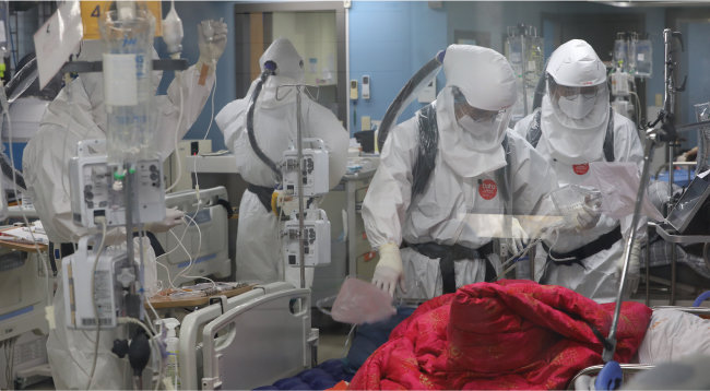 11월 1일 경기 평택시 박애병원 중환자실에서 의료진이 코로나19 중환자를 돌보고 있다. [뉴스1]
