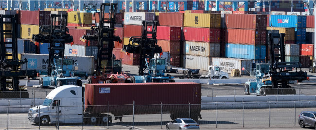 10월 20일 미국 캘리포니아주 로스앤젤레스 항만에 운송되지 못한 수십 개의 컨테이너가 쌓여 있다. [AP 뉴시스]