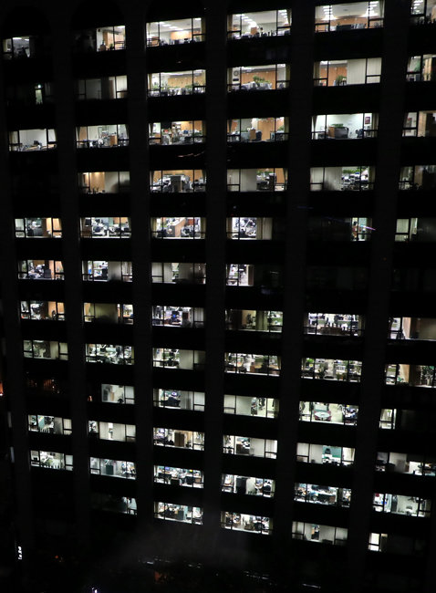 서울 광화문의 한 회사 건물에 야근 근무자들로 인해 환히 불이 켜져 있다. [동아DB]