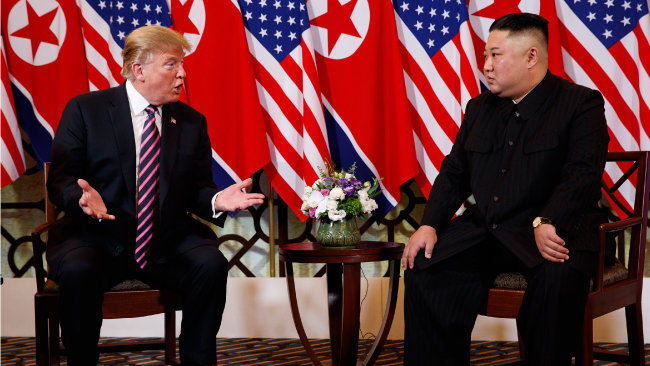 2019년 2월 27일 도널드 트럼프 당시 미국 대통령(왼쪽)과 김정은 북한 국무위원장이 베트남 하노이 2차 북·미 정상회담에서 대화를 나누고 있다. [AP=뉴시스]