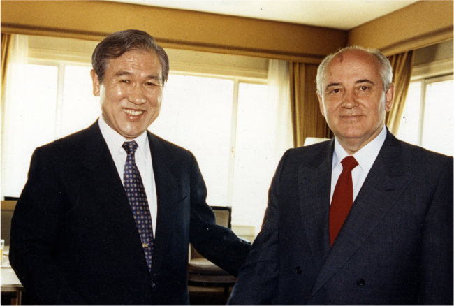 1990년 6월 4일 노태우 당시 대통령(왼쪽)이 미하일 고르바초프 소련 공산당 서기장과 미국 샌프란시스코 페어몬트호텔에서 열린 첫 한소 정상회담에 앞서 사진 촬영을 하고 있다. [동아DB]