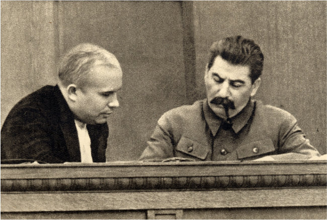 1936년 1월 스탈린 당시 소련 공산당 서기장(오른쪽)과 ‘후계자’ 흐루쇼프가 대화를 나누고 있다. [러시아연방정부 제공]