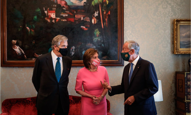 10월 11일(현지 시간) 낸시 팰로시 미국 하원의장(가운데)과 그의 남편 폴 펠로시(왼쪽)가 마르셀루 데 수자 포르투갈 대통령과 인사하고 있다. [AP=뉴시스]