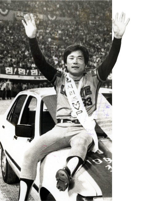 1984년 한국시리즈 MVP를 수상한 유두열(1956~ 2016)이 부상으로 받은 대우자동차 ‘맵시나’ 승용차 위에서 포즈를 취하고 있다. [동아DB]