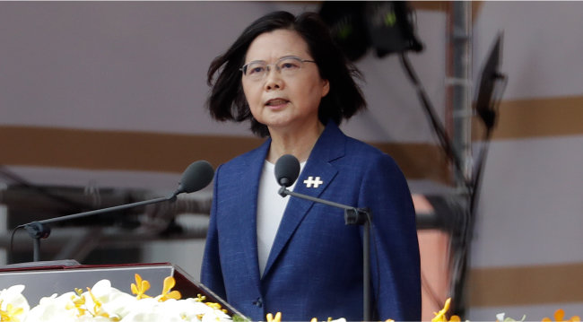 대만 차이잉원 총통은 10월 10일 타이베이 총통부에서 열린 쌍십절 행사에 참석해 ‘주권 확보’와 ‘국토 수호’를 강조하는 연설을 했다. [뉴시스]