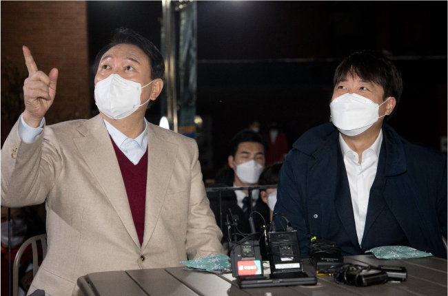 윤석열 국민의힘 대선후보(왼쪽)와 이준석 공동상임선대위원장이 2021년 12월 8일 서울 대학로 마로니에 공원에서 거리 인사를 마친 뒤 청년들과 차담회를 하고 있다. [뉴스1]