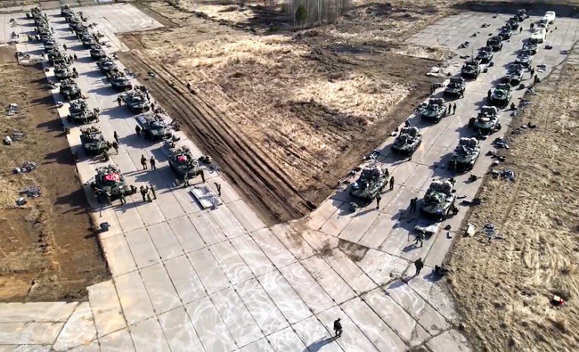 2021년 4월 22일 크림반도에서 이동 중인 러시아군의 모습. [AP=뉴시스]