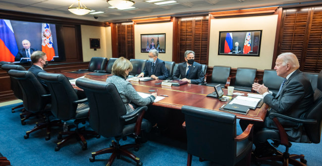 조 바이든 미국 대통령(오른쪽)이 2021년 12월 7일(현지 시간) 백악관 상황실에서 블라디미르 푸틴 러시아 대통령과 화상 회담을 하고 있다. [AP=뉴시스]