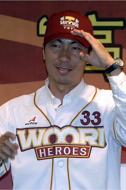 다카쓰 신고(53) 도쿄 야쿠르트 스왈로즈 감독이 2008년 우리 히어로즈에 선수로 입단하던 당시 모습. [동아DB]