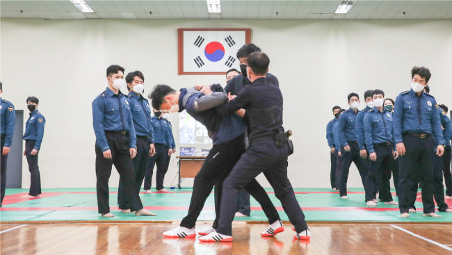 2021년 12월 7일 서울 서대문구 서대문경찰서에서 경찰 물리력 대응 강화 훈련이 진행되고 있다.  [경찰청 제공]