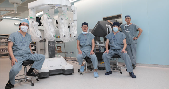 최소침습수술이 가능한 로봇수술장비 ‘다빈치 Xi’와 함께한 고려대안산병원 의료진들. 고려대안산병원은 단일공 로봇수술장비 ‘다빈치 SP’를 추가로 도입할 예정이다. [고려대안산병원 제공]