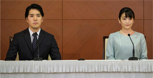 나루히토 일왕의 조카인 마코(오른쪽) 공주와 남편 고무로 게이가 2021년 10월 26일 일본 도쿄의 한 호텔에서 결혼 발표 기자회견을 하고 있다. [뉴시스]