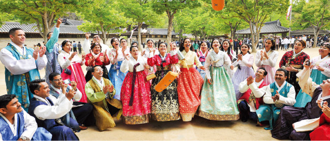 2019년 한국민속촌을 방문한 하나님의 교회 해외 성도들이 고운 한복을 차려입고 즐거워하고 있다.