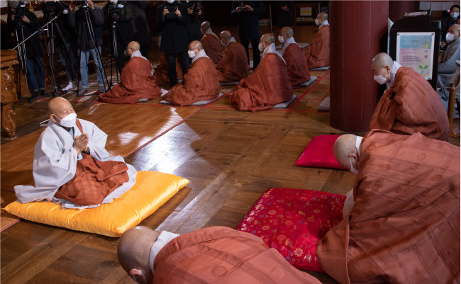 성파스님(왼쪽)이 대한불교조계종 신임 종정(宗正)에 추대된 2021년 12월 13일, 서울 조계사에서 종단의 주요 소임자 스님들이 삼배를 올리고 있다. [박해윤 기자]