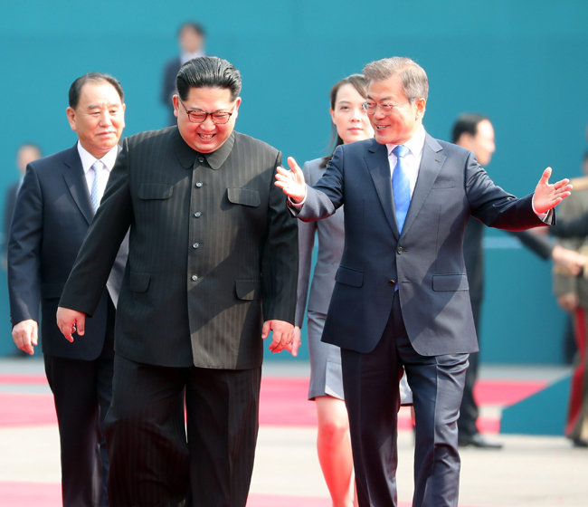 2018년 4월 27일 판문점에서 만나 활짝 웃고 있는 문재인 대통령(오른쪽)과 김정은 북한 국무위원장. [동아DB]