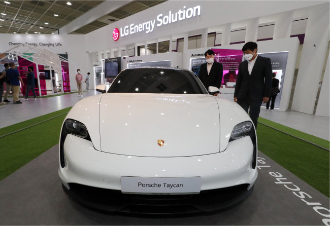 지난해 6월 서울 강남구 코엑스에서 열린 ‘인터배터리 2021’에서 LG에너지솔루션은 자사 배터리를 장착한 포르쉐 전기차 타이칸을 선보였다. [뉴스1]