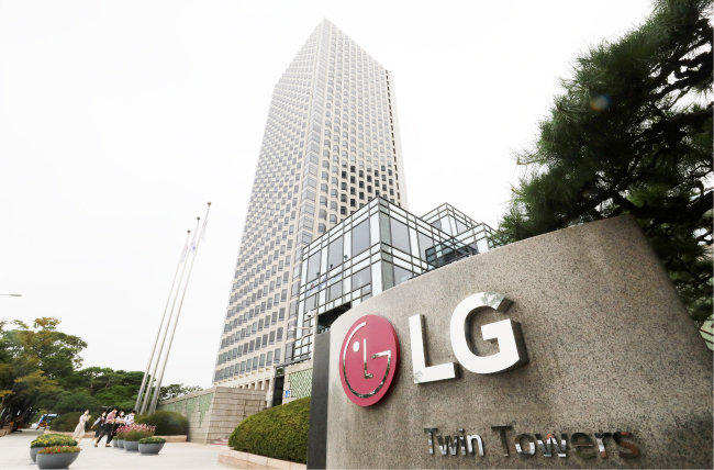 LG에너지솔루션은 26년 전 LG화학의 전지사업본부로 출범했다. 사진은 서울 여의도 LG그룹 본사 전경. [뉴스1]