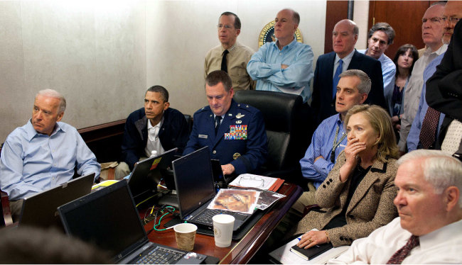 2011년 5월 2일 오사마 빈 라덴 사살 작전 때 백악관에서 다른 관리들과 함께 상황을 지켜보는 버락 오바마 당시 미국 대통령(왼쪽에서 두 번째). [뉴시스]