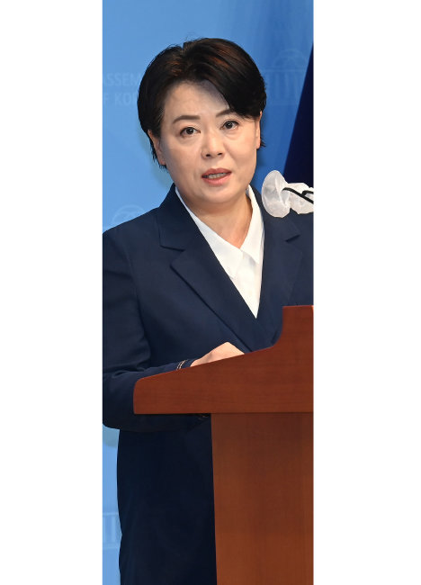 윤희숙 전 국민의힘 의원은 지난해 8월 25일 서울 여의도 국회 소통관에서 기자회견을 열어 국회의원직 사퇴 의사를 밝혔다. [뉴스1]