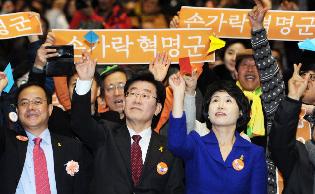 2017년 1월 15일 이재명 당시 성남시장이 광주 서구 김대중컨벤션센터에서 열린 ‘손가락혁명군’ 출정식에서 종이비행기를 날리고 있다. [뉴스1]