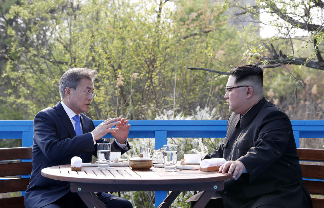 2018년 4월 27일 남북 정상회담에서 문재인 대통령과 김정은 국무위원장과 판문점 도보다리에 앉아 이야기를 나누고 있다. [동아DB]