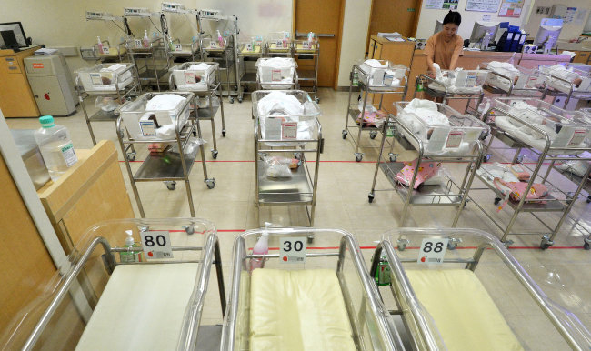 2020년 한국 합계출산율은 0.84명에 그쳤다. OECD 국가 가운데 압도적 꼴찌다. 사진은 서울 한 병원 신생아실 모습. [뉴스1]