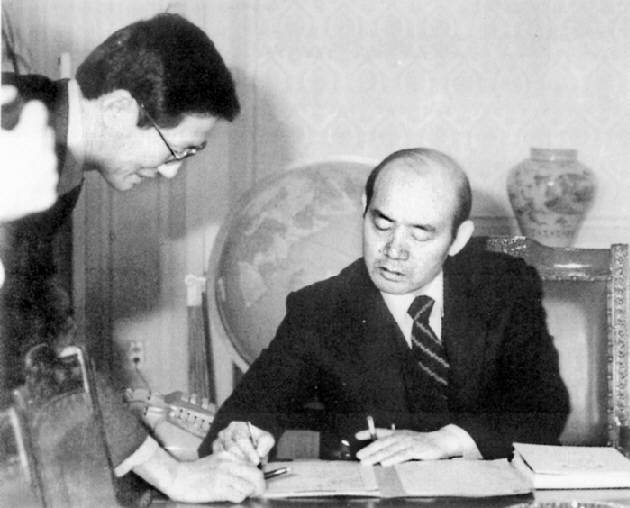 1981년 당시 김재익 대통령경제수석비서관(왼쪽)이 전두환 대통령에게 경제 현안을 설명하며 결재를 받고 있다. [동아DB]