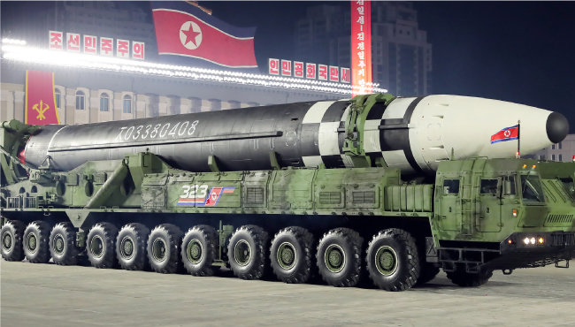 2020년 10월 10일 북한 노동당 창건 75주년 기념 열병식에서 공개된 신형 ICBM. [뉴스1]