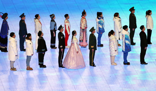 2월 4일 중국 베이징 국립경기장에서 열린 2022 베이징 동계올림픽 개막식에서 한복을 입은 여성(왼쪽에서 다섯 번째)이 오성홍기를 든 소수민족 중 하나로 표현돼 논란을 빚었다. [뉴스1]